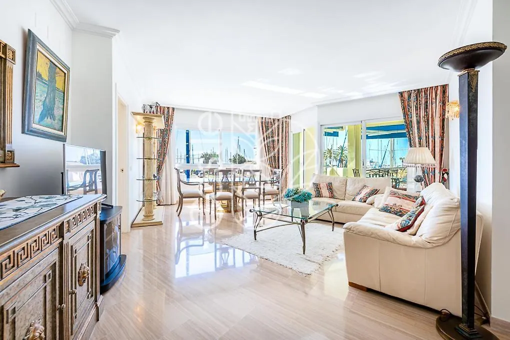 Malaga Puerto Benalmadena: Seaside Apartment with Pool and Marina Views