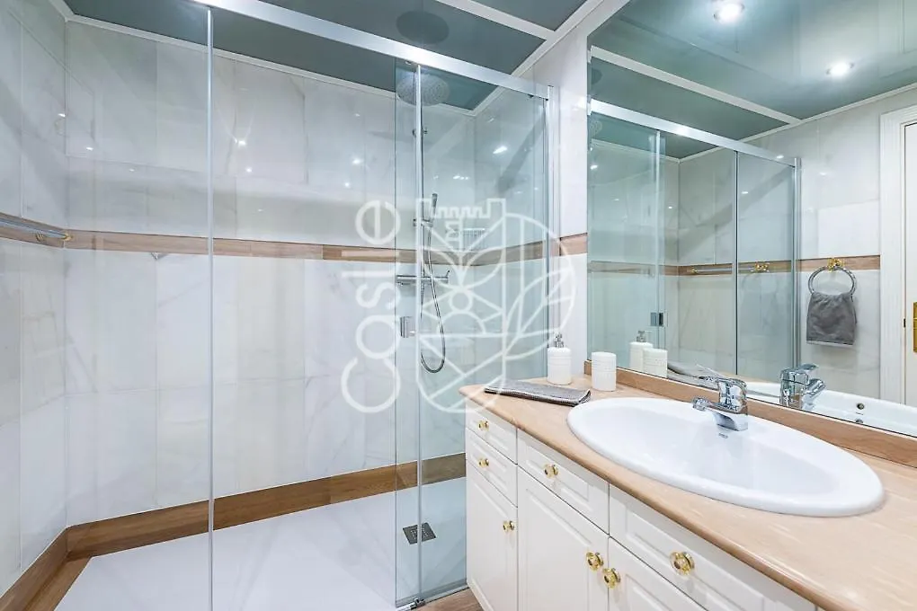 Malaga Puerto Benalmadena: Seaside Apartment with Pool and Marina Views