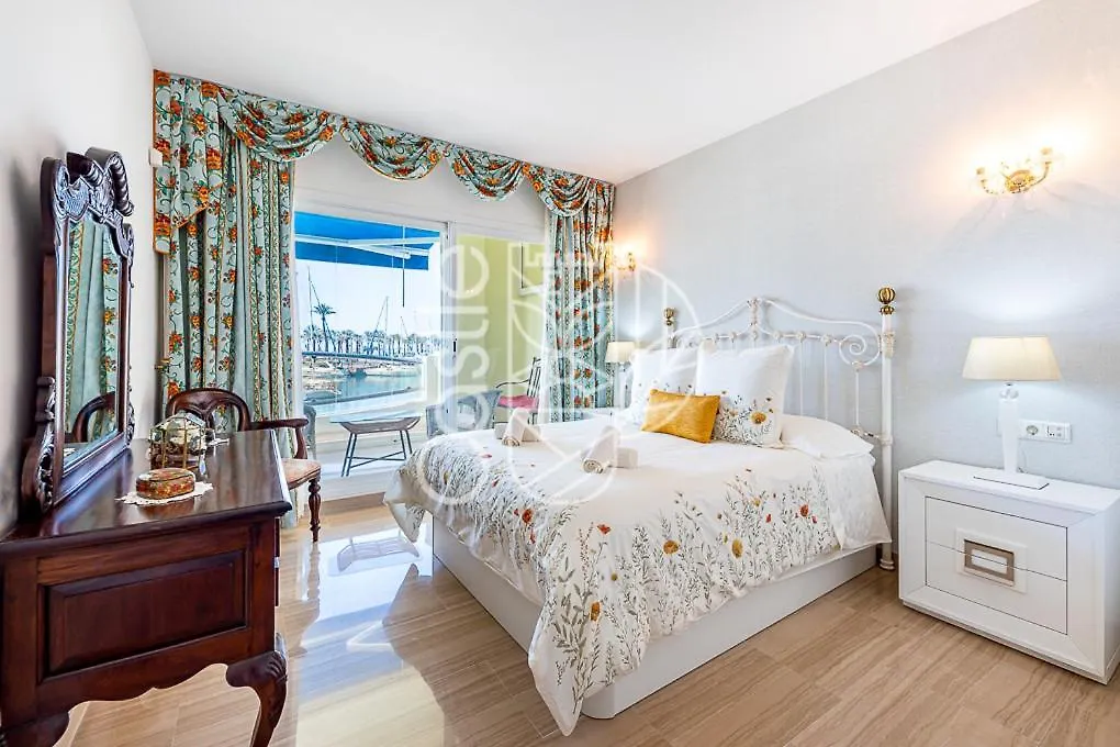 Malaga Puerto Benalmadena: Seaside Apartment with Pool and Marina Views