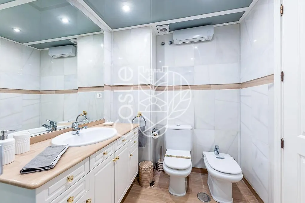 Malaga Puerto Benalmadena: Seaside Apartment with Pool and Marina Views